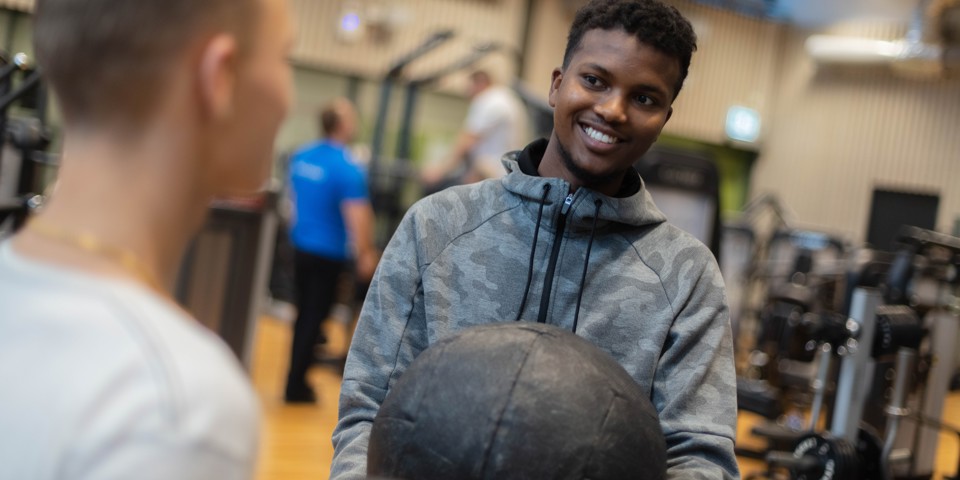 Två personer i ett gym.